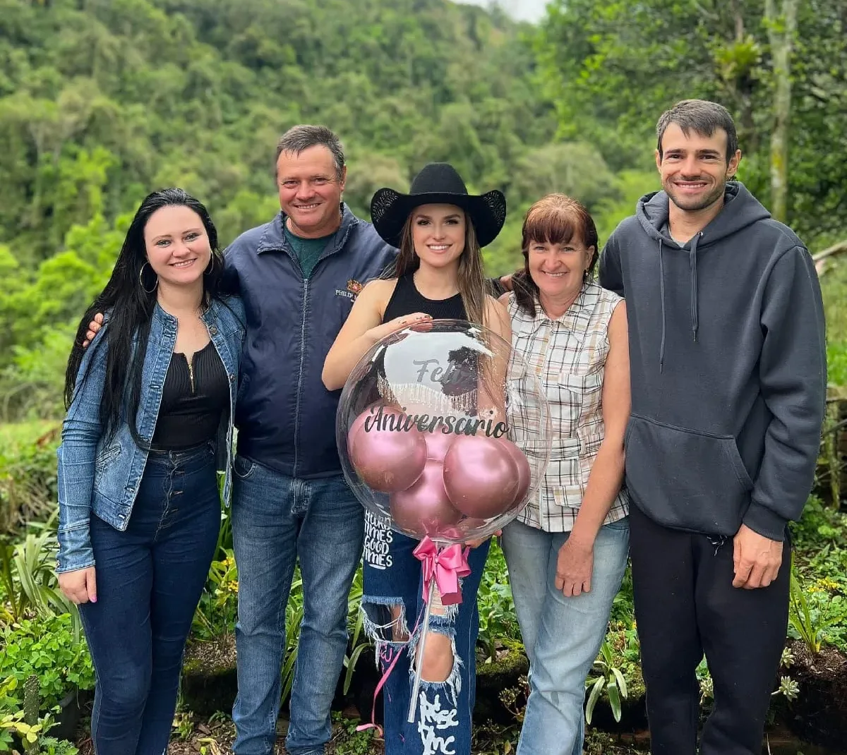 Com os irmãos Ronei e Maqueli e os pais Roni e Marisa
(Foto: Arquivo pessoal)