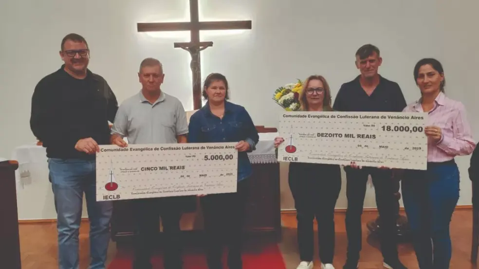 Ganhadores receberam a premiação durante o culto. (Foto: Divulgação/Comunidade Evangélica)