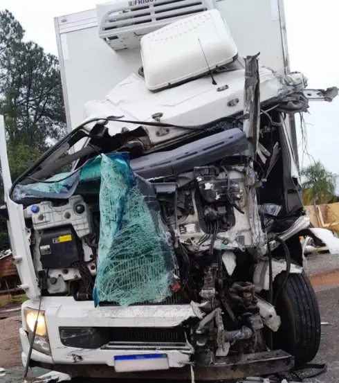 Caminhão e ônibus se envolveram no acidente na RSC-287. (Foto: Alvaro Pegoraro)