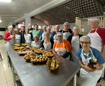 Cerca de 15 mulheres rurais estiveram reunidas no ginásio de Linha Hansel para dois dias de curso de culinária (Foto: Júlia Brandenburg)