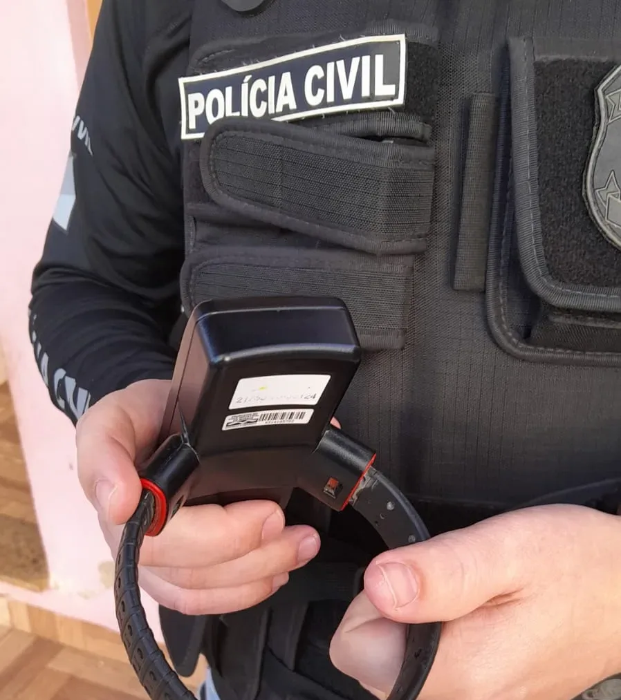 Polícia encontrou uma tornozeleira eletrônica rompida (Foto: Alvaro Pegoraro)