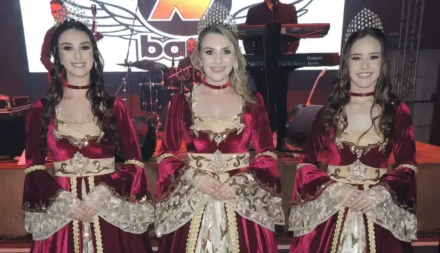 Princesa Bruna Kaufmann, rainha Andréia Fernanda Lopes de Mello e a princesa Thalita Zin Pereira de Lima foram a atual corte de Vale Verde. (Foto: AI Prefeitura de Vale Verde)