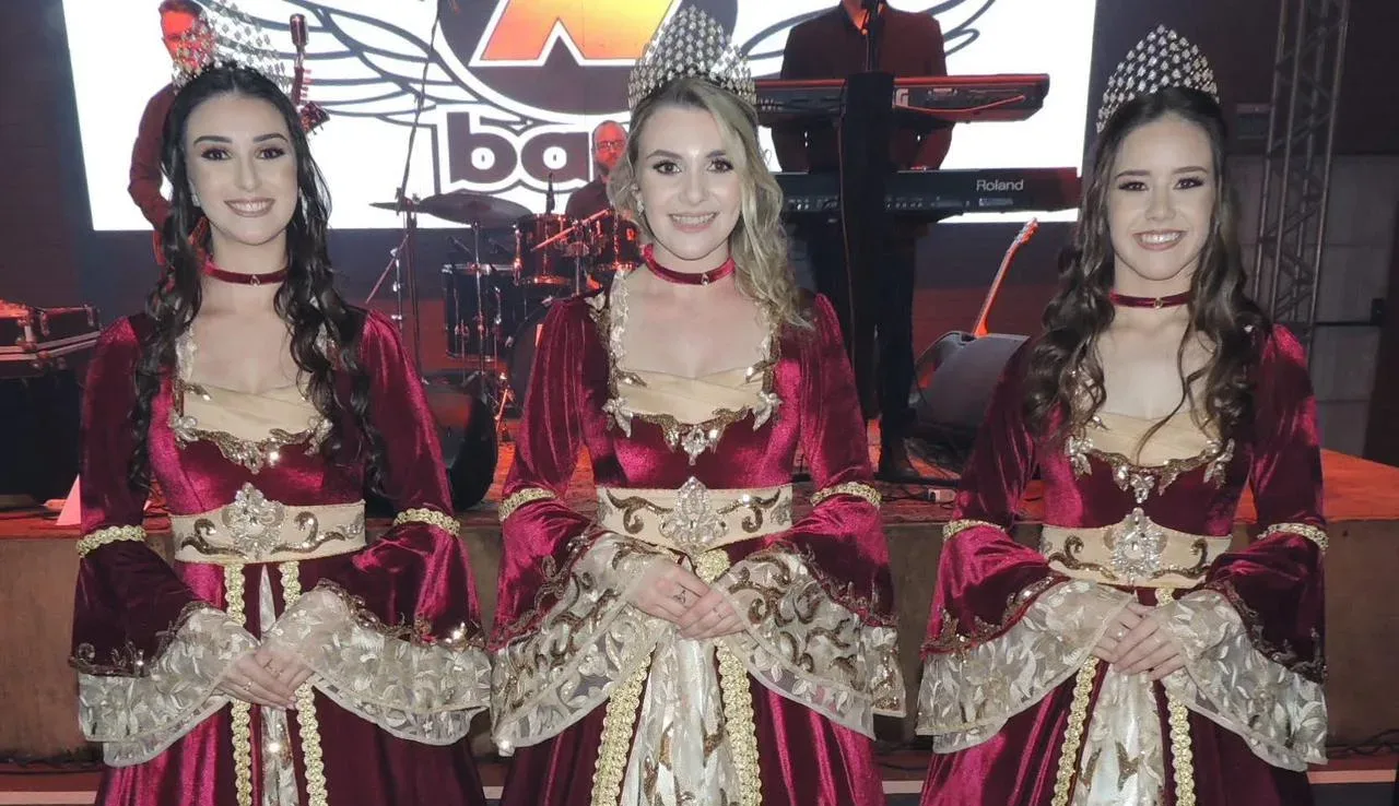 Princesa Bruna Kaufmann, rainha Andréia Fernanda Lopes de Mello e a princesa Thalita Zin Pereira de Lima foram a atual corte de Vale Verde. (Foto: AI Prefeitura de Vale Verde)