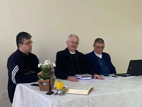 Encontro reuniu jornalistas e diretores de veículos de comunicação da região, na sala de reuniões da Cúria Diocesana (Foto: Júlia Brandenburg)