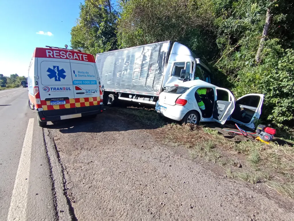 Ambos veículos estão no acostamento (Foto: Ismael Stürmer/Terra FM)