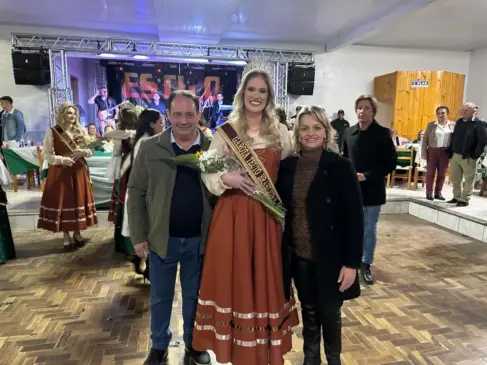 Bianca Jantsch posa ao lado do prefeito Jarbas e da primeira-dama Janete da Rosa (Foto: AI Prefeitura)