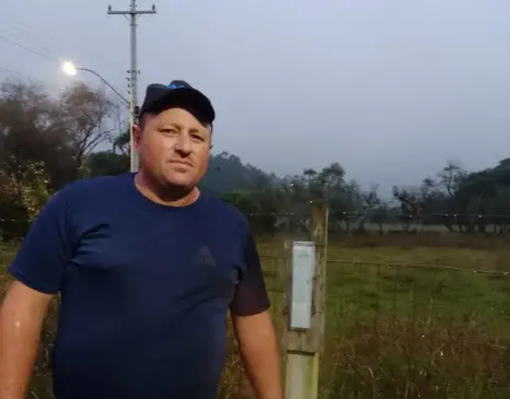 Leandro Walter recebeu um pluviômetro para a sua propriedade (Foto: Arquivo pessoal)