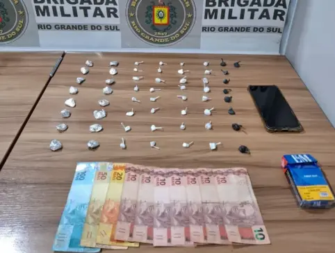 Foram apreendidos drogas, valores em dinheiro e outros objetos (Foto: Brigada Militar/Divulgação)