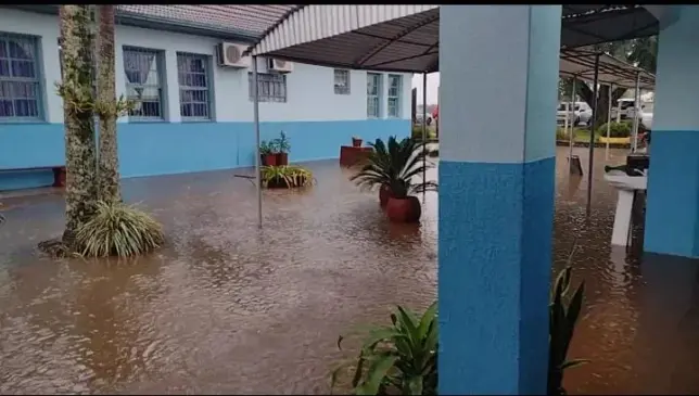 Dependências da escola foram invadidas pela enxurrada nesta manhã (Foto: Divulgação)