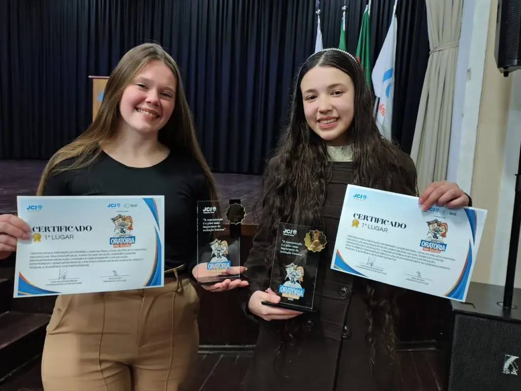 Maiquéle e Quéren venceram a competição de oratória e se classificaram para a fase regional (Foto: Débora Kist/Folha do Mate)
