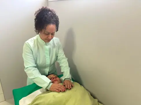 Claudete da Luz realiza atendimentos de reiki e barras (Foto:  AI Prefeitura)