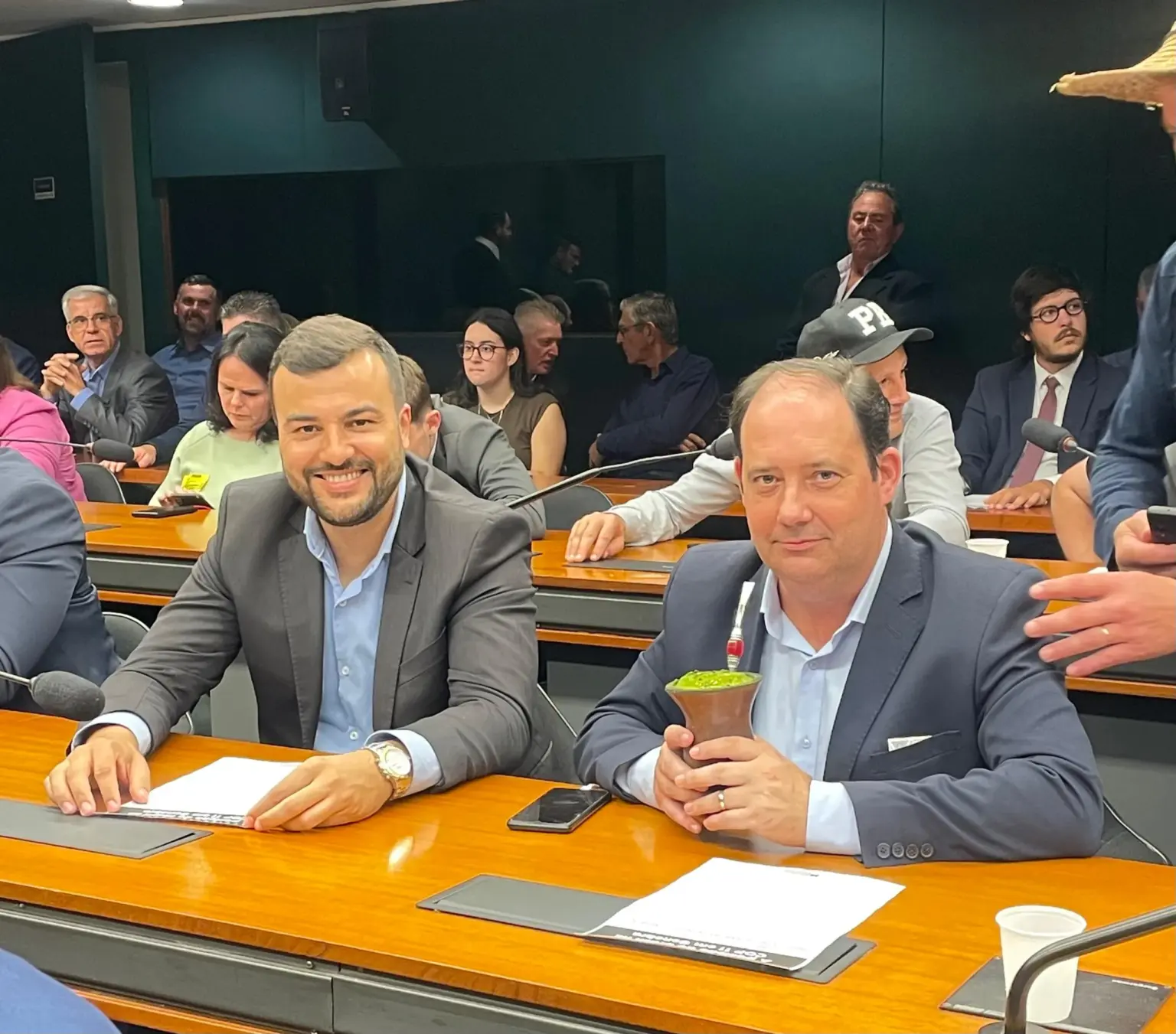 Ricardo Landim e Jarbas da Rosa anunciam tramitação de projeto municipal em apoio à cadeia produtiva (Foto: Assessoria de imprensa da Prefeitura)