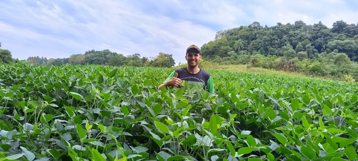  Uma das culturas que o jovem trabalha é a soja (Foto: Arquivo pessoal)