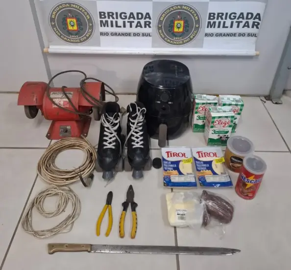 Materiais foram recolhidos (Foto: Brigada Militar/Divulgação)
