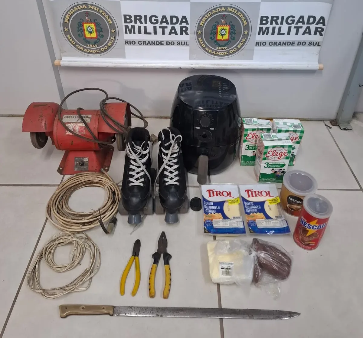Materiais foram recolhidos (Foto: Brigada Militar/Divulgação)