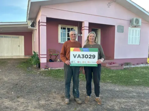Sebaldo e Janice Eichelberger, de Linha Tangerinas, comemoram a segurança da sua placa GPS Rural (Foto: Divulgação/Prefeitura)