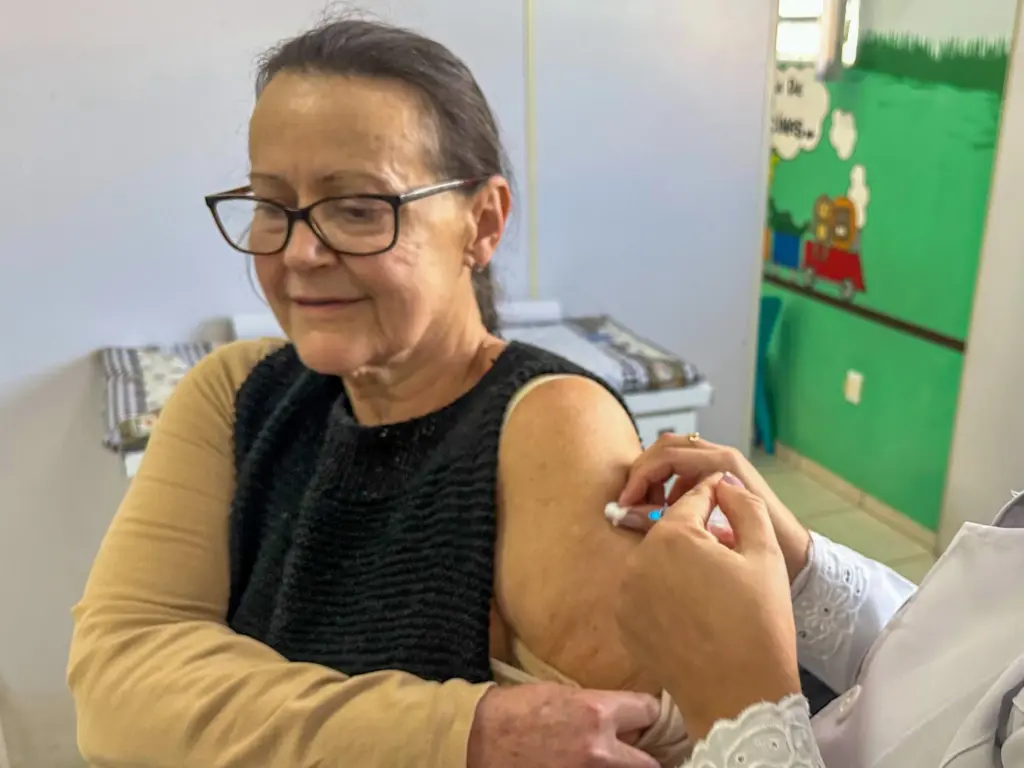 Vacina está disponível para toda população acima de seis meses de idade (Foto: AI Prefeitura)