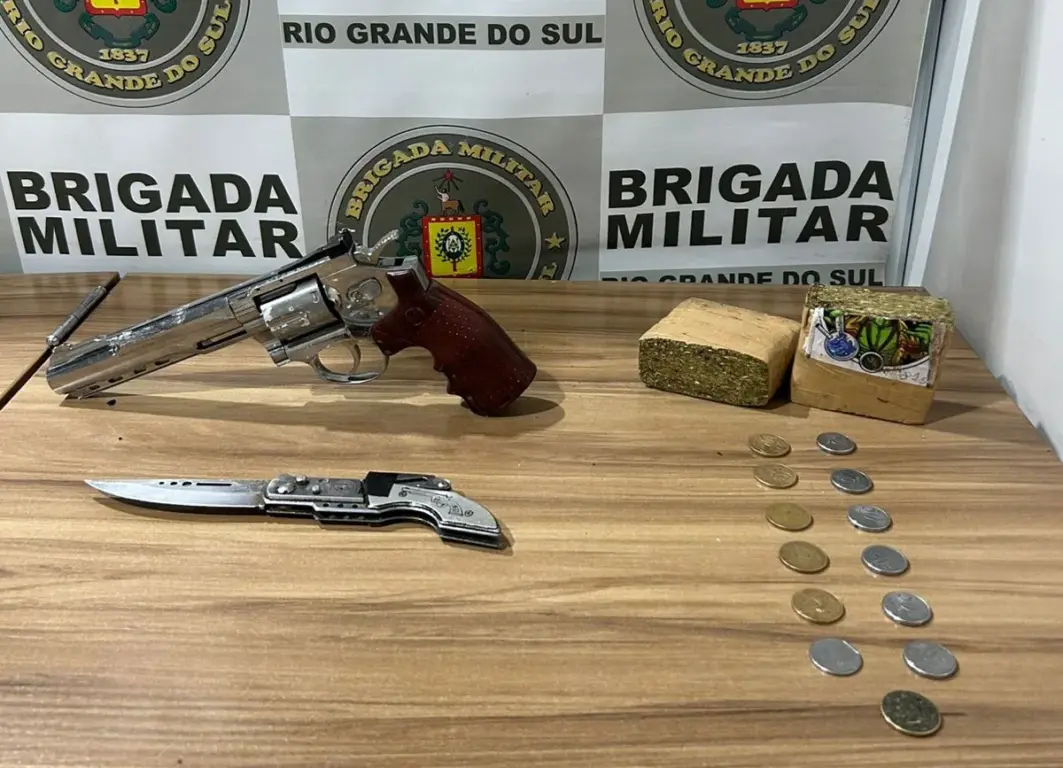 Itens apreendidos junto com o preso (Foto: Divulgação/Brigada Militar)
