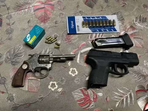 Pistola e revólver tinham registro válido em nome do suspeito, além de munições compatíveis (Foto: Divulgação/Polícia Civil)