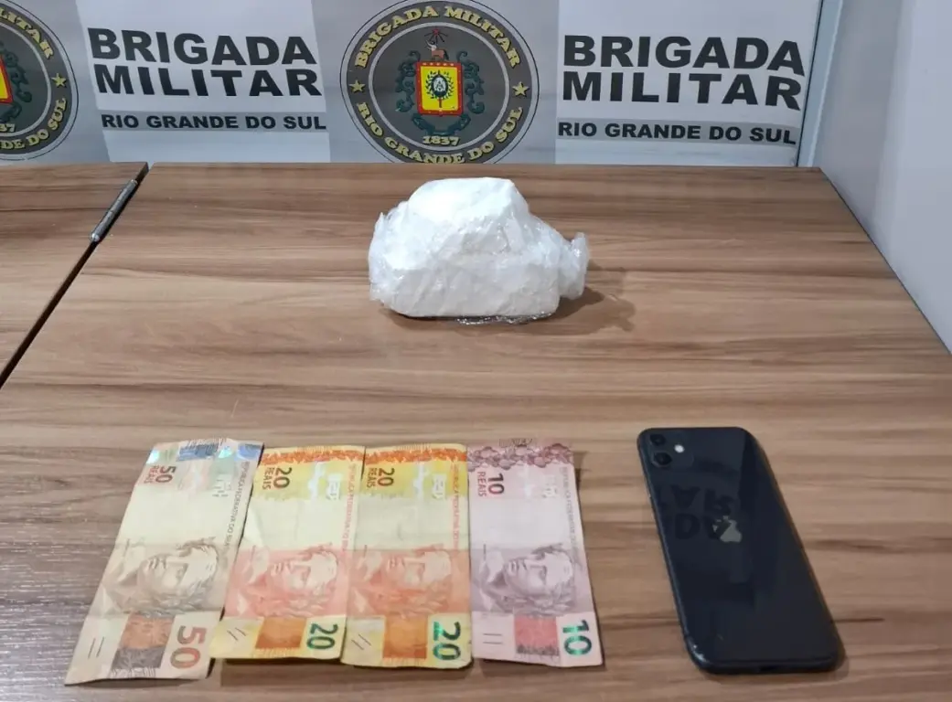 Homem tinha um tijolo de cocaína de 411 gramas (Foto: Divulgação/Brigada Militar)