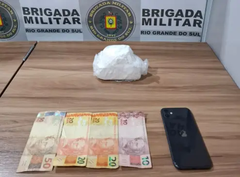Homem tinha um tijolo de cocaína de 411 gramas (Foto: Divulgação/Brigada Militar)