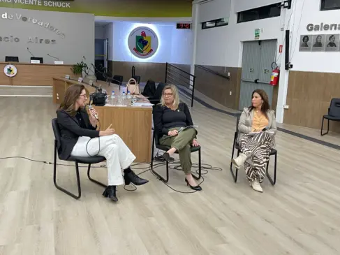 Trio de profissionais conduziu o momento de troca de conversa na Câmara (Foto: Júlia Brandenburg)