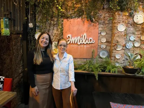 Coordenadora da Sala do Empreendor, Liliane Wagner, com a sócia-proprietária do Amélia Restaurante e Pizzaria, Camila Gonzalez Abascal (Foto: AI Prefeitura)