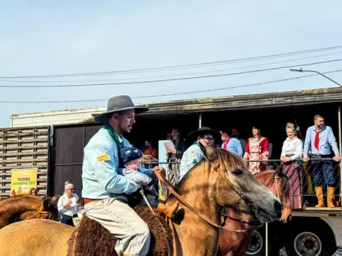 Nos demais anos, o desfile era realizado na rua Osvaldo Aranha (Foto: AI Prefeitura)