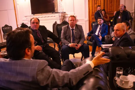 Encontro reunião o secretário-chefe da Casa Civil, Artur Lemos, e os três coautores do Pró-Hospitais (Foto: AI Airton Artus)