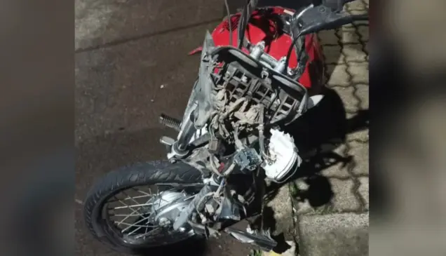 Parte frontal da motocicleta ficou totalmente destruída (Foto: Divulgação)