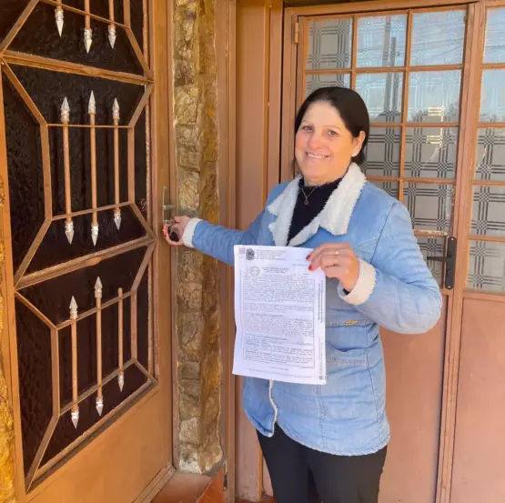 Rejane comemora a nova residência, agora no bairro Santa Tecla
(Foto: Leonardo Pereira/Folha do Mate)