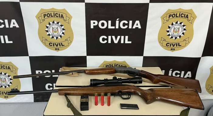 Carabina e espingarda foram apreendidas na casa do suspeito, no interior (Foto: Polícia Civil/Divulgação)