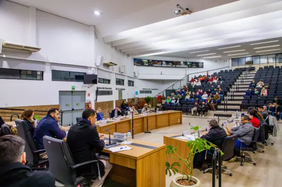 Intérprete de Libras deve ficar posicionada ao lado dos vereadores (Foto; Willian Oliveira/Divulgação)