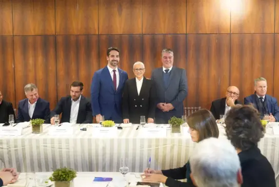 O anúncio foi feito durante coletiva de imprensa realizada no Salão Nobre da instituição, com a presença do governador Eduardo Leite (Foto: AI Banrisul)