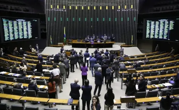 Deputados na sessão do Plenário que aprovou o projeto (Foto: Kayo Magalhães/Câmara dos Deputados)