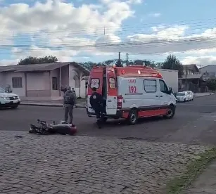 Condutor da moto ficou ferido e foi socorrido pelo Samu (Fotos: Felipe Rosa)