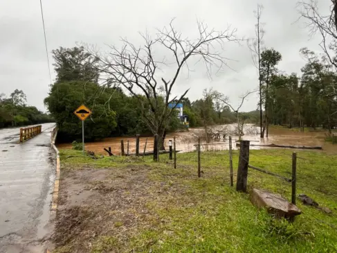 Arroio Castelhano no Acesso Grão-Pará por volta das 11h desta quinta, 19 (Foto: Júnior Posselt/Folha do Mate)