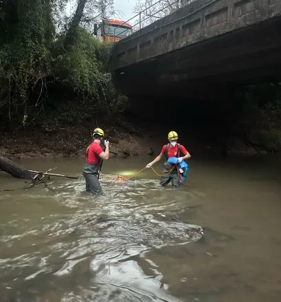 Bombeiros retiraram o corpo das águas do arroio Taquari Mirim (Foto: Polícia Civil/Divulgação)