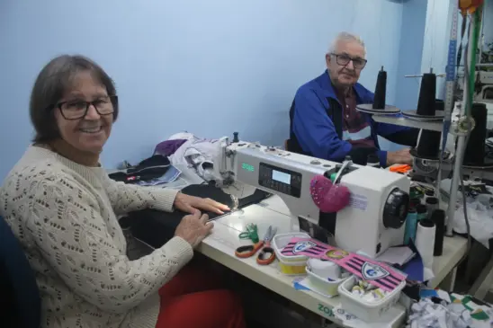 Idalina Schulz costura há 60 anos e, mesmo aposentada, segue na ativa ao lado do marido Arnildo. Tradição segue com empreendimentos dos filhos (Foto: Juliana Bencke/Folha do Mate)