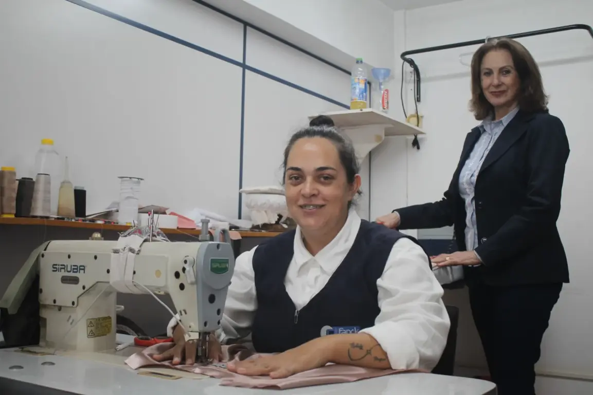 Costureira Rhulia e a sócia-proprietária da Fanck Confecções, Líria: paixão pela costura e satisfação em ver as peças prontas (Foto: Juliana Bencke/Folha do Mate)
