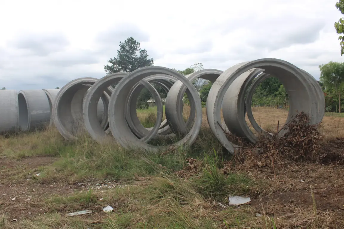 Tubos estão posicionados na rua Pedro Grünhauser e devem ser instalados em breve
(Foto: Leonardo Pereira)
