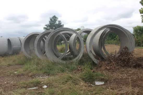 Tubos estão posicionados na rua Pedro Grünhauser e devem ser instalados em breve
(Foto: Leonardo Pereira)