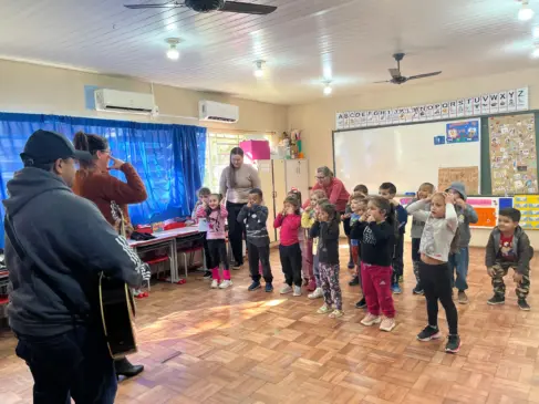 Atividades de canto e dança foram realizadas com os alunos. (Foto: Luana Schweikart)