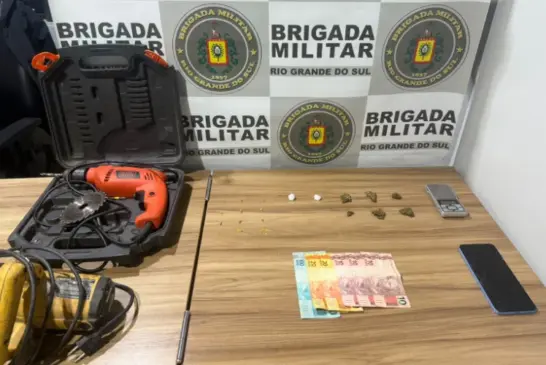 Além das porções de drogas, policiais apreenderam objetos sem procedência, que podem ter sido usados como moeda de troca (Foto: Brigada Militar/Divulgação)