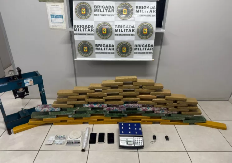 Maconha foi apreendida no porão de uma casa, no interior (Foto: Polícia Civil/Divulgação)