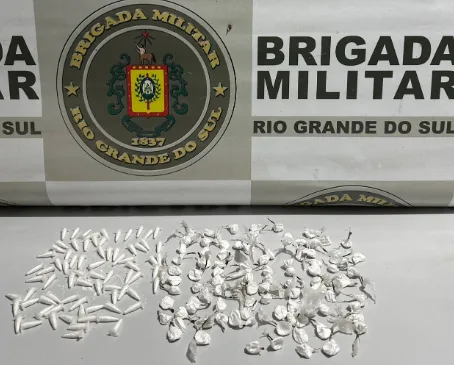 Buchas e pinos de cocaína foram apreendidos no bairro Coronel Brito (Foto: Brigada Militar/Divulgação)