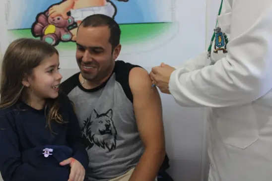 Vacinação anual faz parte da rotina de Henrique Walker e filha Helena (Foto: Alan Faleiro/Folha do Mate)
