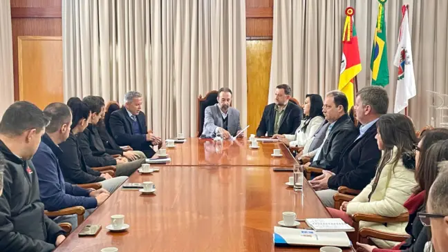 Lideranças e prefeitos do Vale do Rio Pardo participaram da reunião, em Santa Cruz do Sul (Foto: AI Prefeitura)