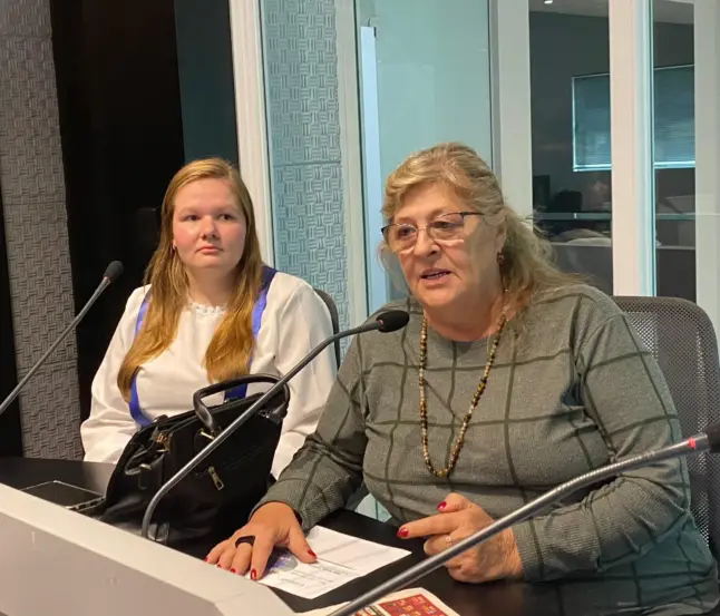 Uma das recepcionistas, Alana Hickmann, e Rosani Richter participaram do Terra em Uma Hora. (Foto: Marcos Jacobi)