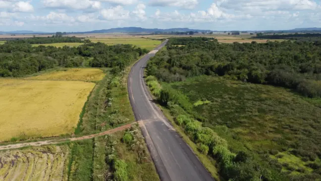 Rodovia está pavimenta nos três primeiros quilômetros, a partir de Venâncio Aires (Foto: Renan Zarth/Terra FM)